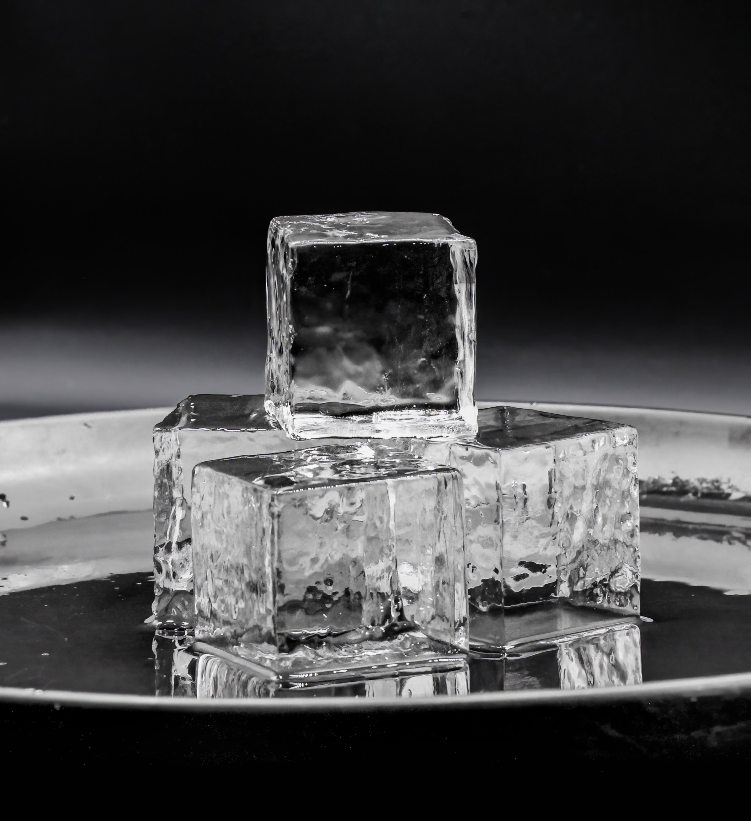 Crystal-clear ice cubes for luxury cocktails
